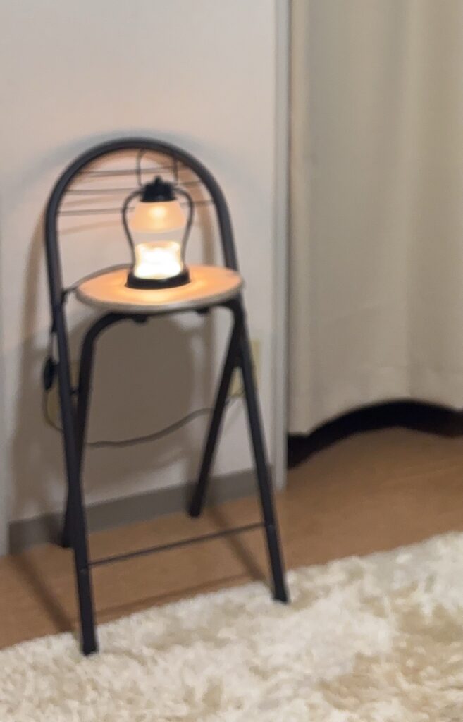ベッド横で使っているカウンターテーブルセット