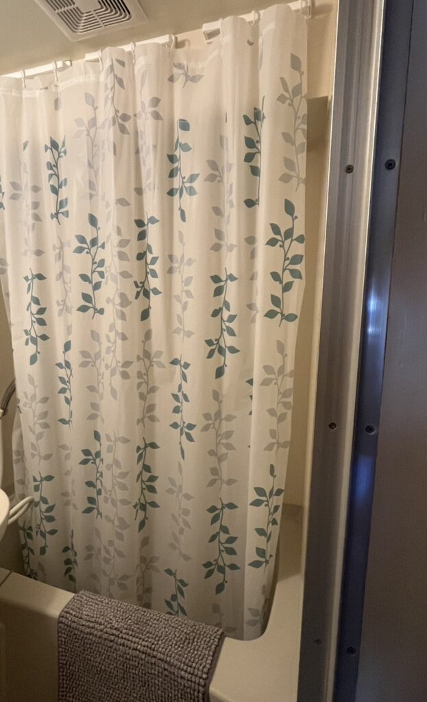 ユニットバスで使っているDAISOのシャワーカーテン