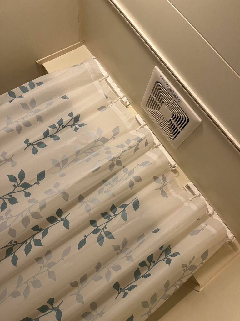 ユニットバスで使っているDAISOのシャワーカーテン
