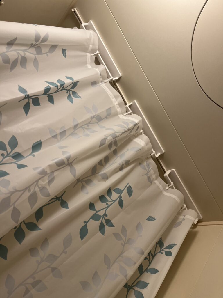ユニットバスで使っているDAISOのシャワーカーテン