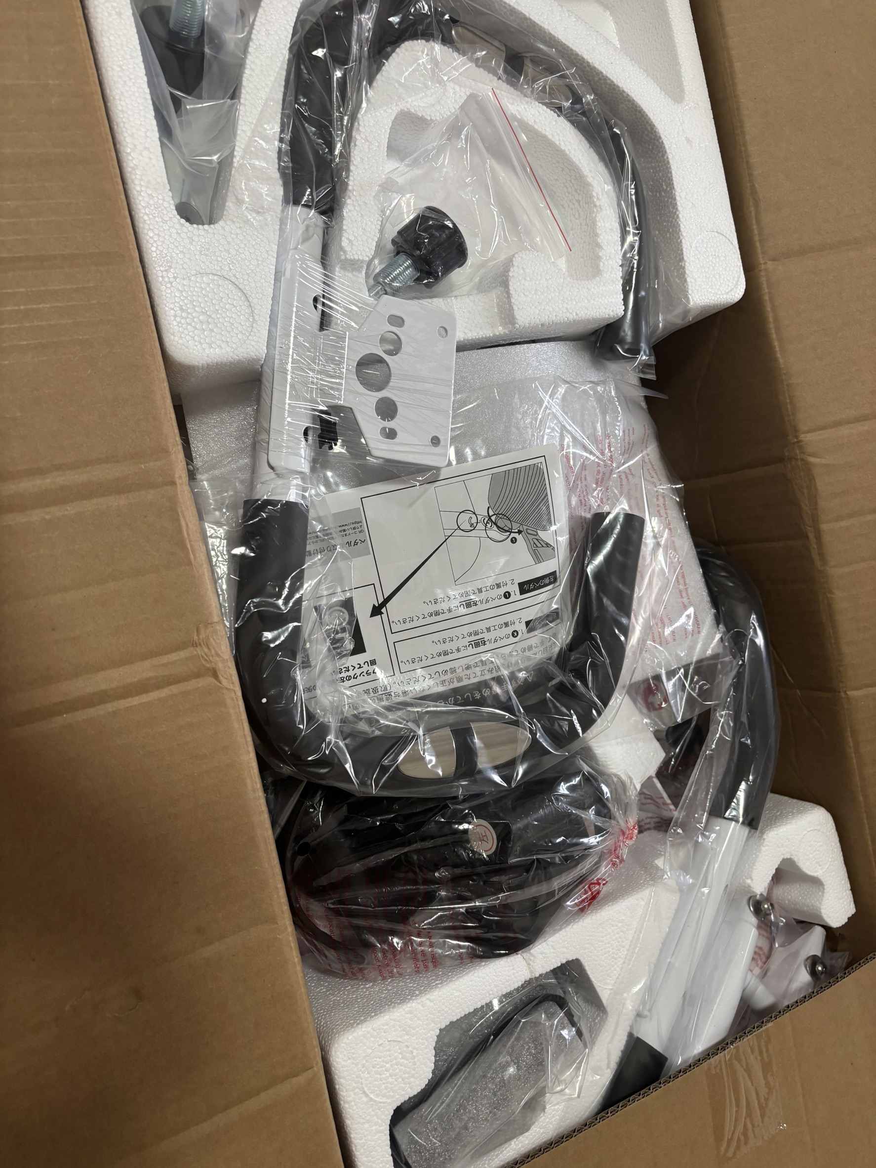 届いたばかりのルームサイクルを開封した時の本体パーツと付属品
